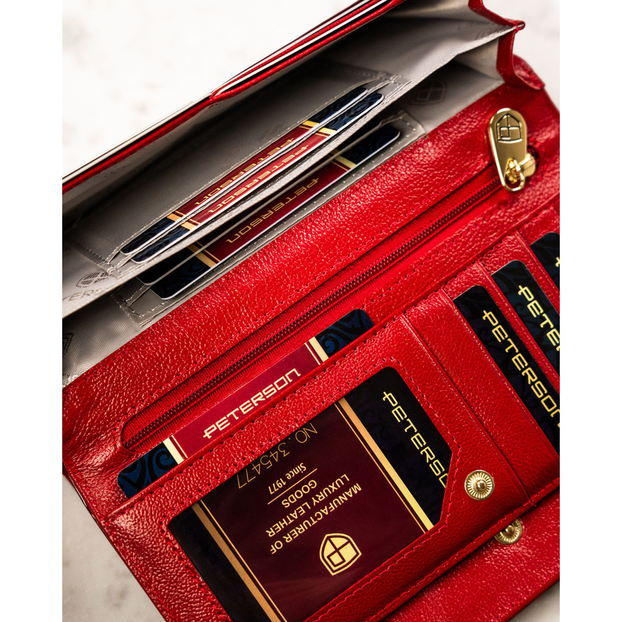 Skórzany portfel damski w czerwonym kolorze zamykany na bigiel i klapką na zatrzask - Peterson