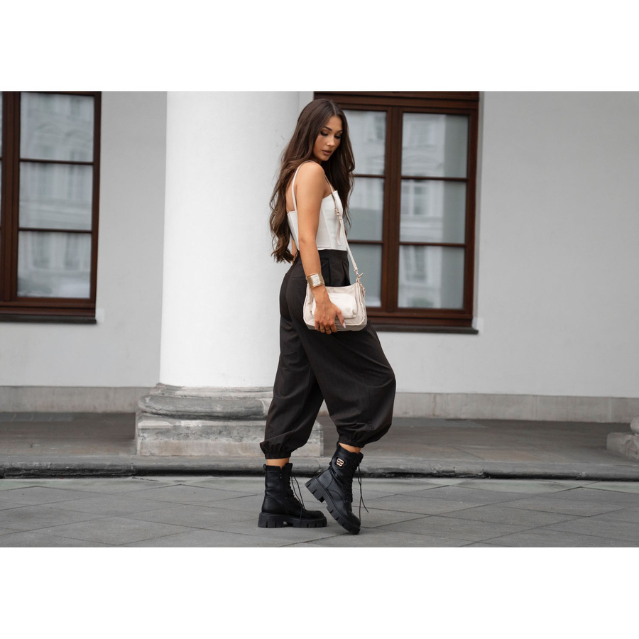 Beżowa listonoszka damska z nylonu i skóry ekologicznej zawieszona na uchwytach i dopinanym pasku - Peterson