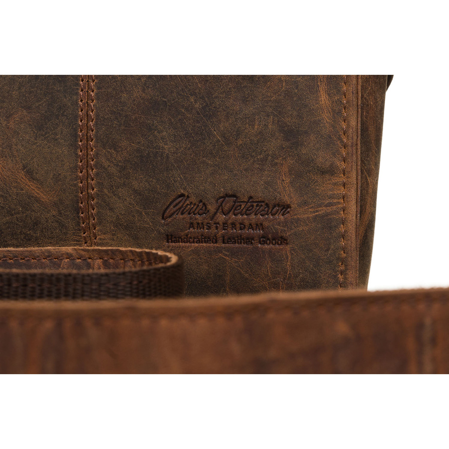 Skórzana listonoszka męska w brązowym kolorze zamykana suwakiem i zatrzaskami - Peterson