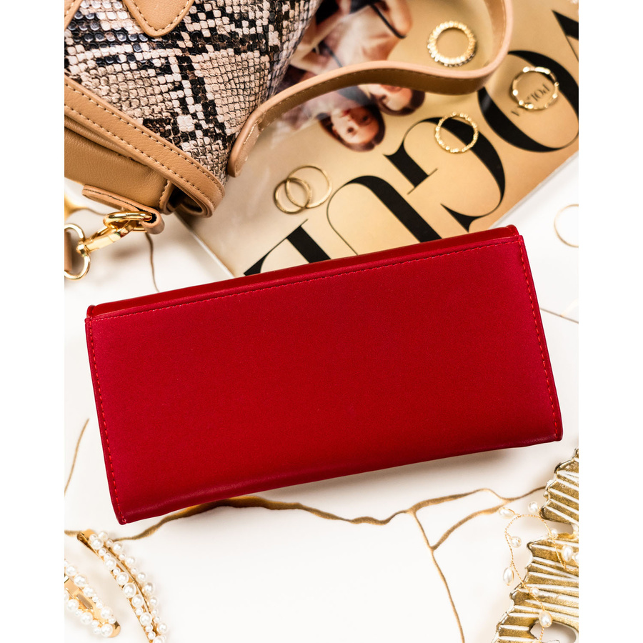 Duży, czerwony portfel damski wykonany ze skóry naturalnej i ekologicznej zamykany zatrzaskiem - Peterson