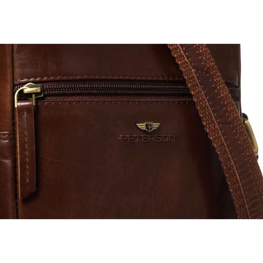 Skórzana listonoszka męska w brązowym kolorze, zamykana na złoty suwak w zestawie z saszetką - Peterson