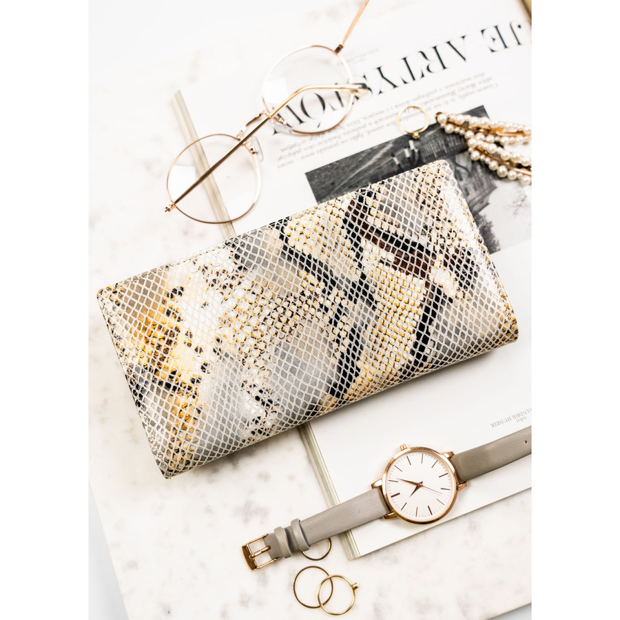 Skórzany portfel damski na magnes z fakturą imitującą skórę węża w beżowym kolorze - Peterson