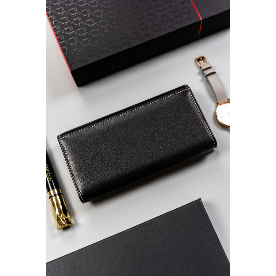 Skórzany, duży portfel damski w czarnym kolorze zamykany na zatrzask - Rovicky