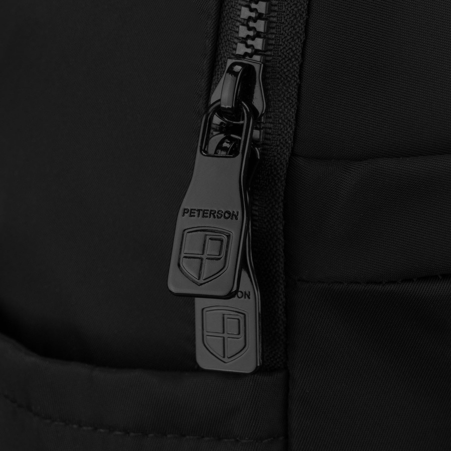 Mały, czarny plecak damski wykonany z poliestru, jednokomorowy z kieszenią zewnętrzną - Peterson