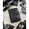 Pionowy portfel męski ze skóry naturalnej w czarnym kolorze zamykany na zatrzask - Peterson