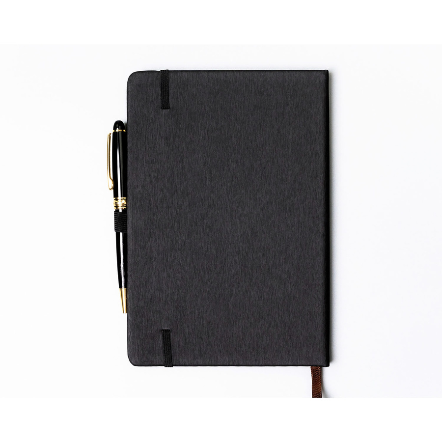 Czarny notes w formacie A5 zadrukowany w kropki, wyposażony w gumkę zamykającą - Peterson