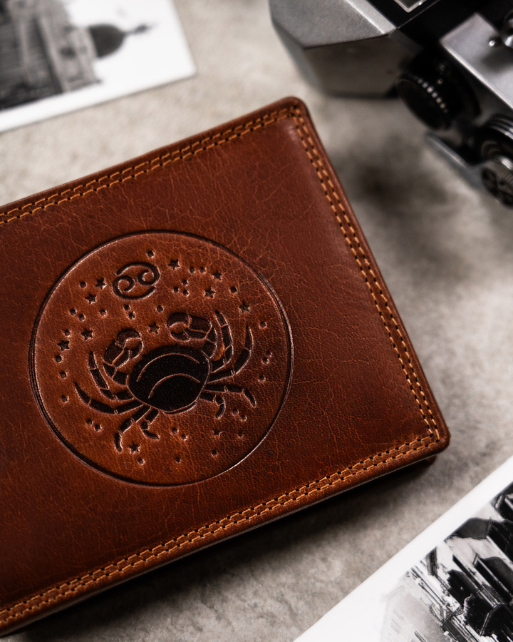 Duży, skórzany portfel męski z tłoczeniem przedstawiającym znak zodiaku - Peterson