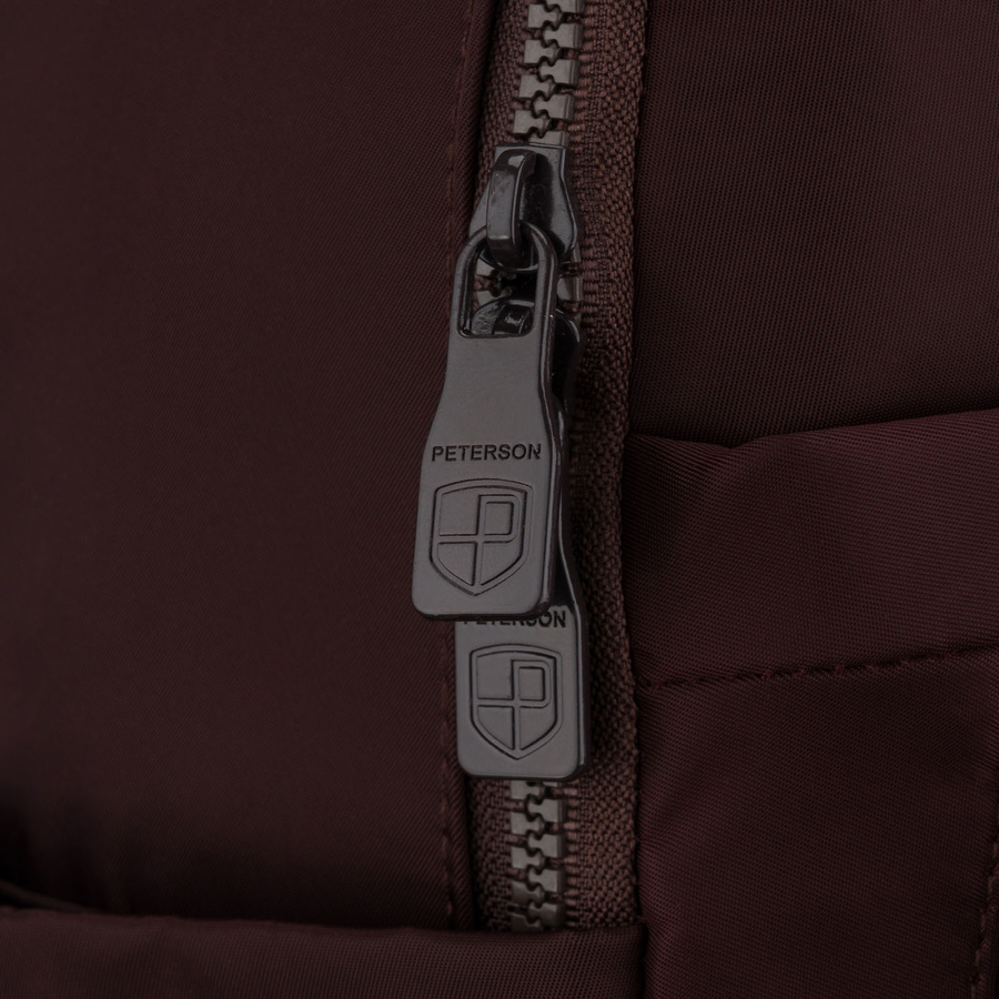 Bordowy plecak damski wykonany z poliestru, zawieszony na regulowanych szelkach - Peterson