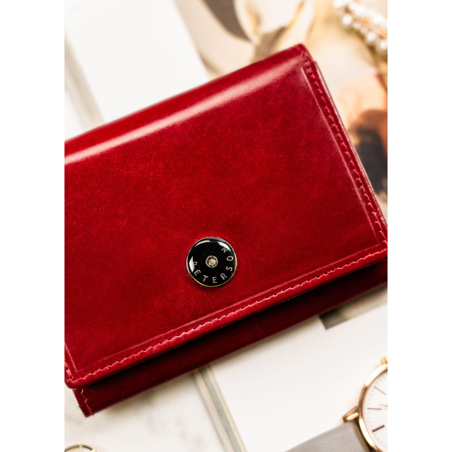 Klasyczny, skórzany portfel damski w czerwonym kolorze zamykany zatrzaskiem i biglem - Peterson