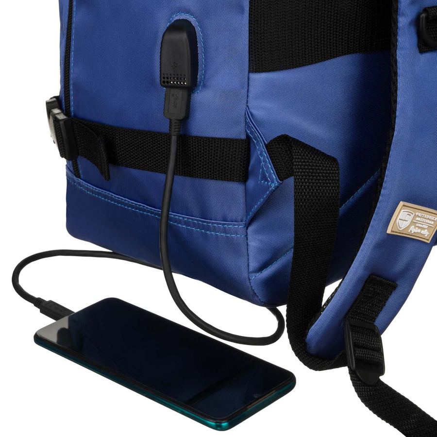 Podróżny plecak z wodoodpornego poliestru w niebieskim kolorze zawieszony na regulowanych szelkach - Peterson