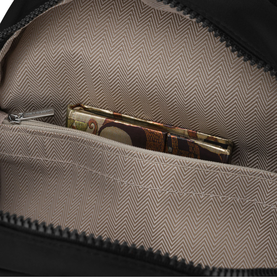 Czarny plecak damski wykonany z poliestru, jednokomorowy i zamykany suwakiem - Peterson