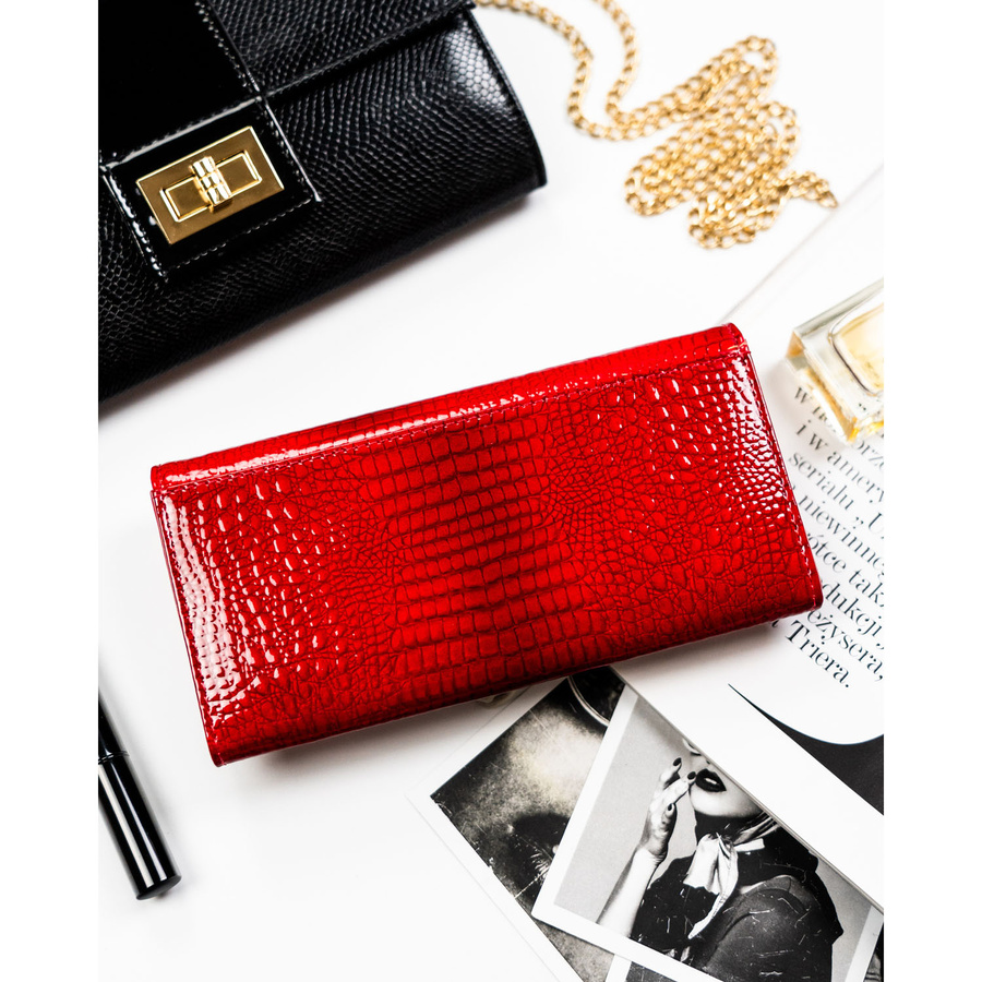 Lakierowany portfel damski ze skóry naturalnej w czerwonym kolorze zamykany na zatrzask - Rovicky