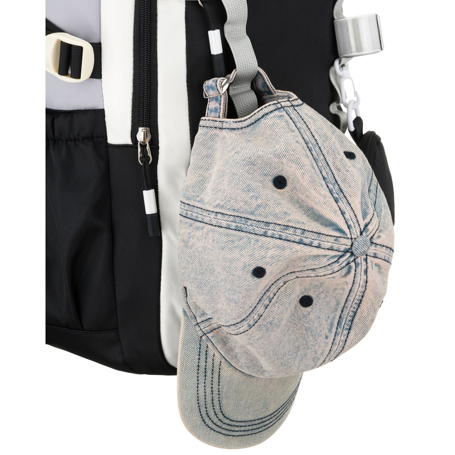 Białoczarny plecak szkolny z poliestru z poręczną dodatkową saszetką - Peterson