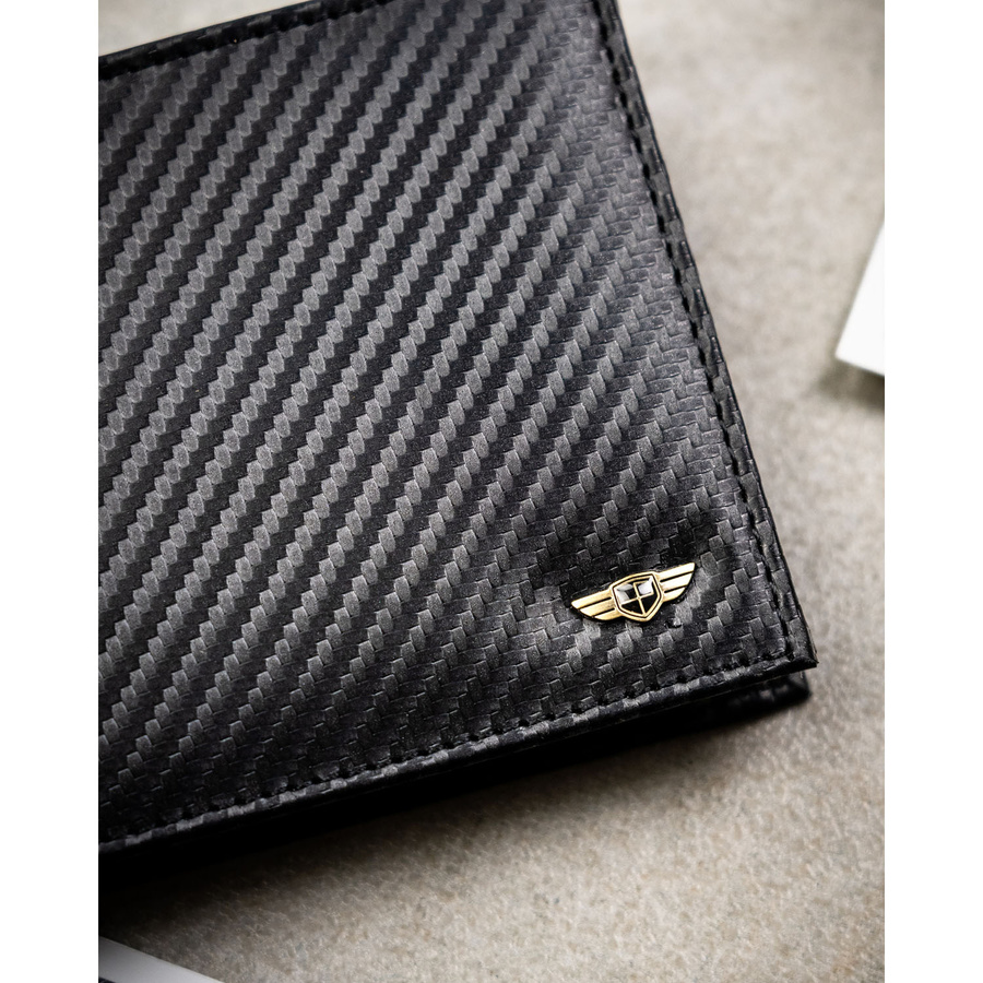 Duży portfel męski ze skóry naturalnej w czarnym kolorze bez zapięcia zewnętrznego, w zestawie z brelokiem - Peterson