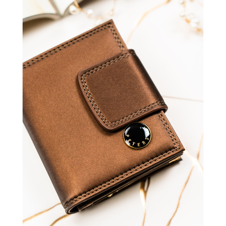 Brązowy portfel damski ze skóry naturalnej i ekologicznej, zamykany zatrzaskiem i biglem - Peterson