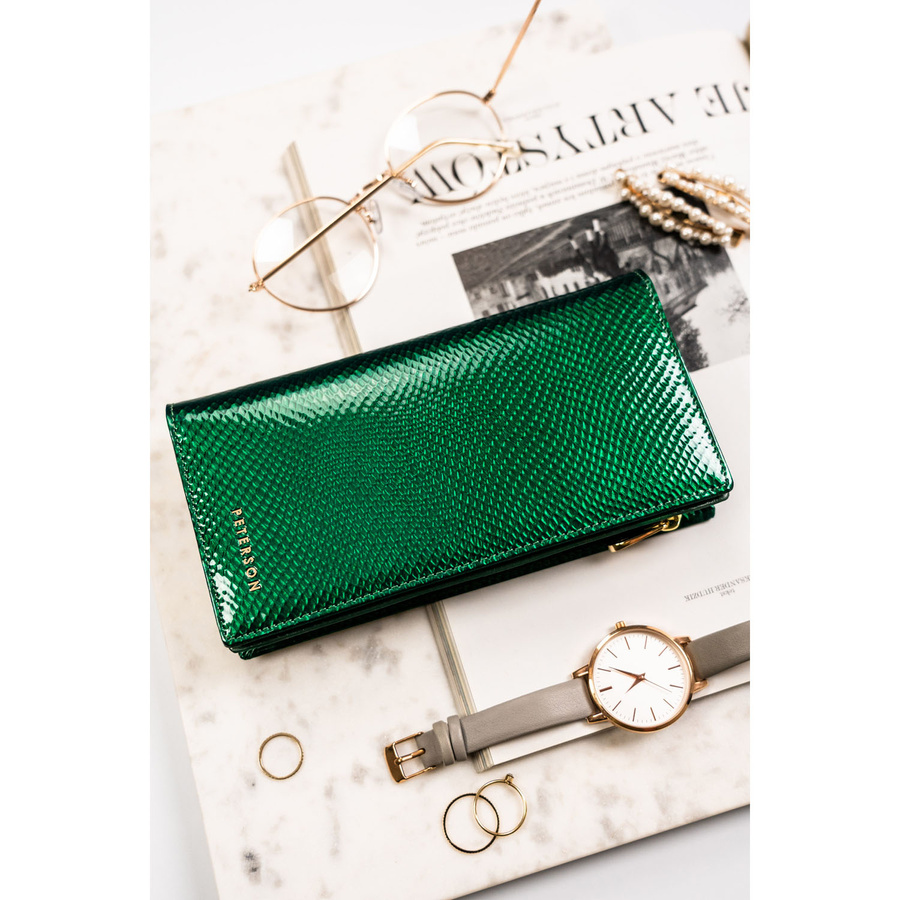 Pionowy portfel damski na magnes i zamek wykonany ze skóry naturalnej w zielonym kolorze - Peterson