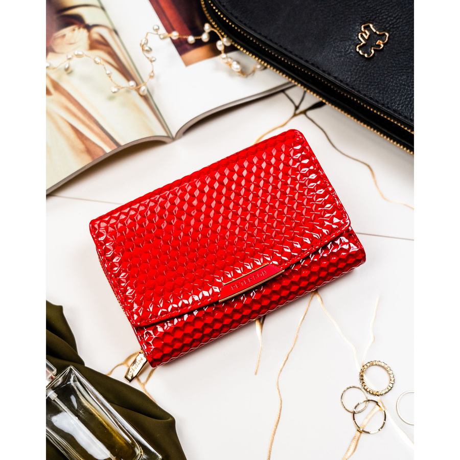 Czerwony, poziomy portfel damski ze skóry ekologicznej zamykany suwakiem i zatrzaskiem - Peterson