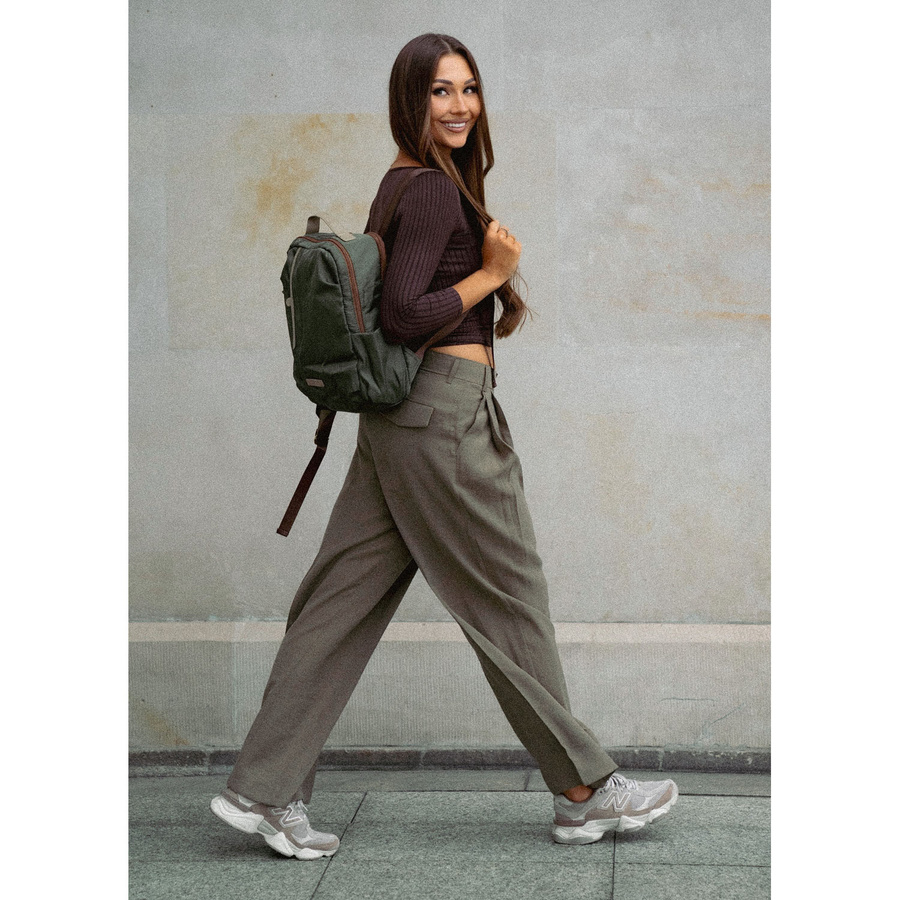 Zielony plecak damski zawieszony na regulowanych szelkach i zamykany suwakiem - Peterson