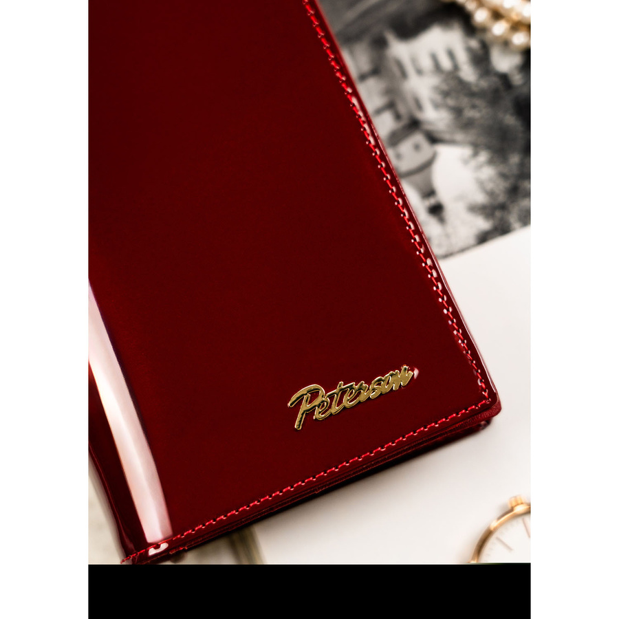 Lakierowany, skórzany portfel damski w czerwonym kolorze zamykany na magnes - Peterson