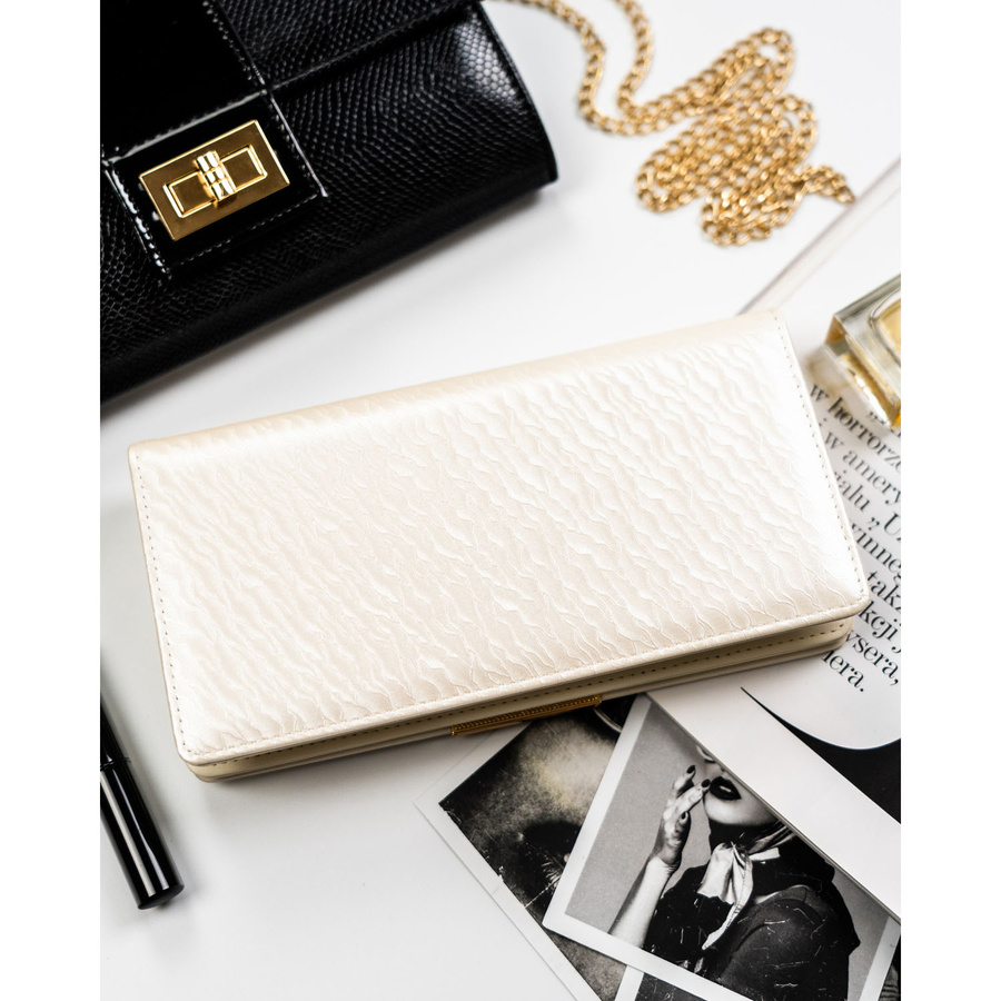 Portfel damski ze skóry ekologicznej w kolorze ecru zamykany na zatrzask i suwak - Peterson