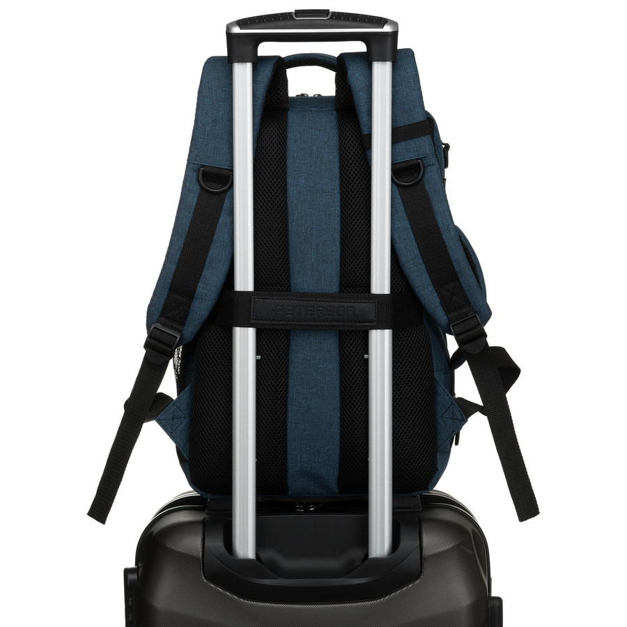 Granatowy, podróżny plecak z poliestru wyposażony w dopinany pasek - Peterson