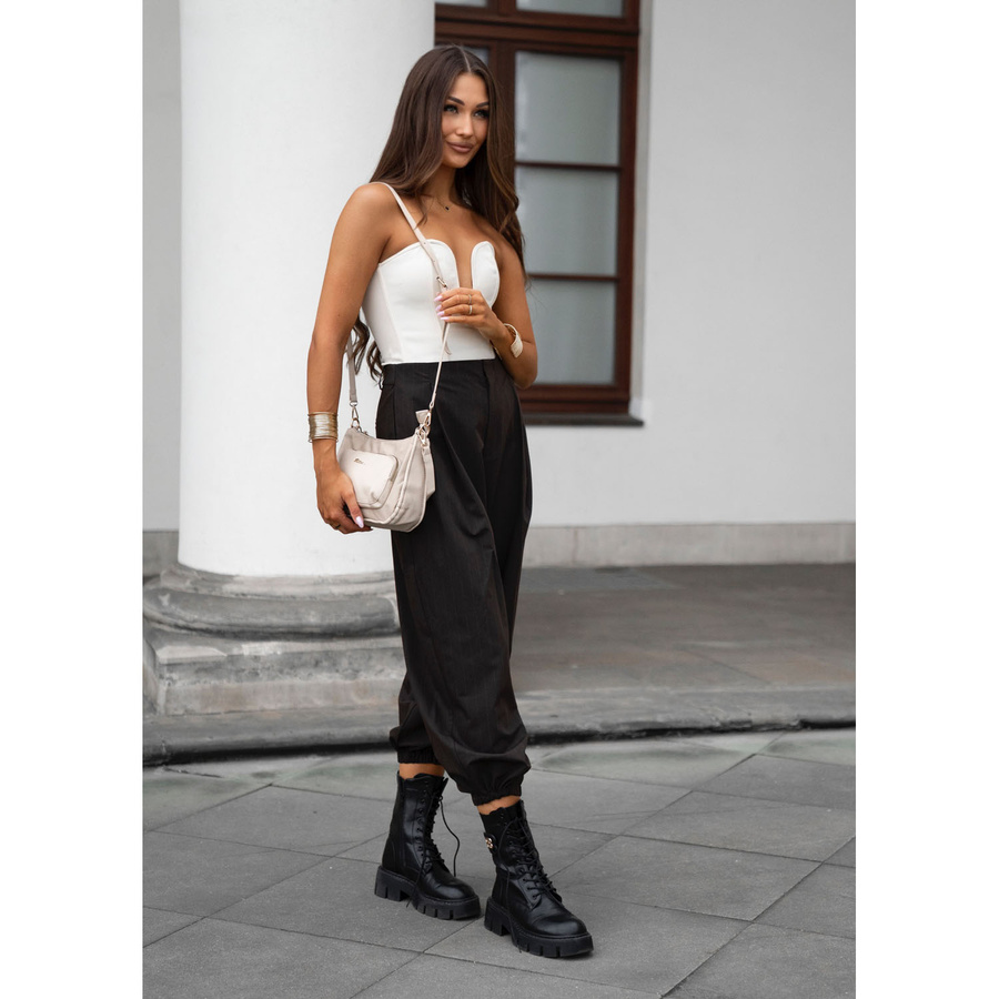 Beżowa listonoszka damska z nylonu i skóry ekologicznej zawieszona na uchwytach i dopinanym pasku - Peterson