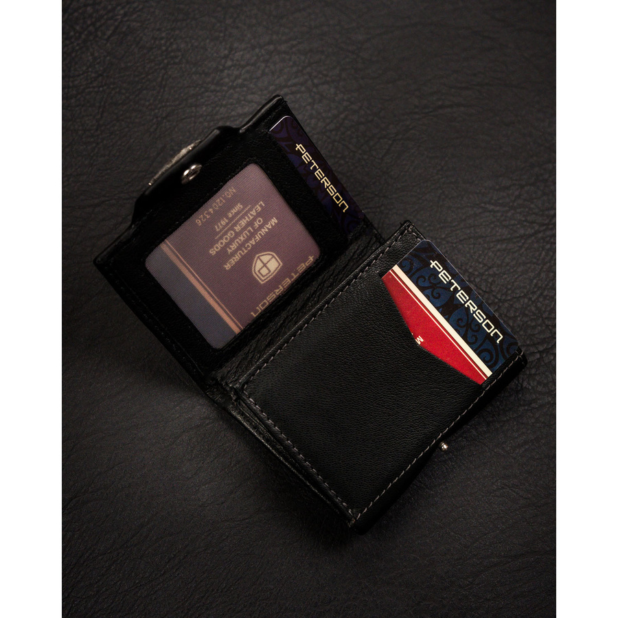 Mały, pionowy portfel męski w czarnym kolorze zamykany na zatrzask - Peterson