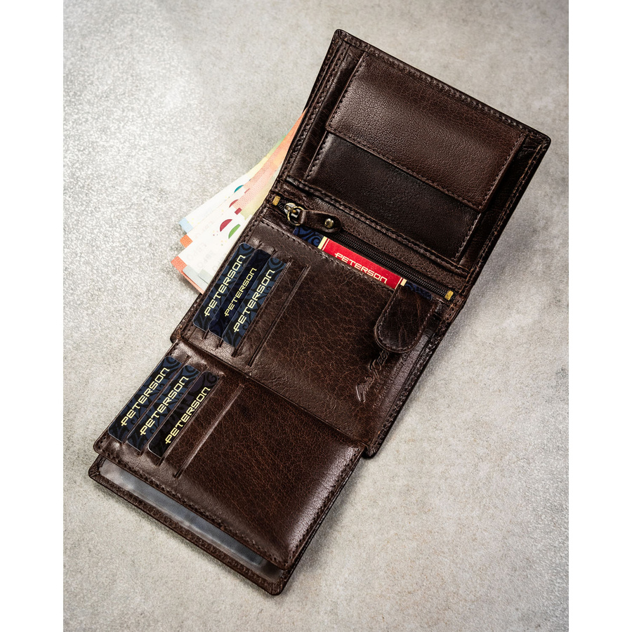 Elegancki, skórzany portfel męski w brązowym kolorze bez zapięcia zewnętrznego - Peterson