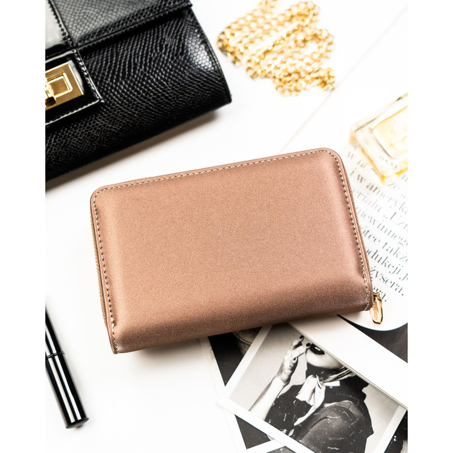 Beżowy portfel damski ze skóry ekologicznej zamykany na zatrzask i suwak - Peterson