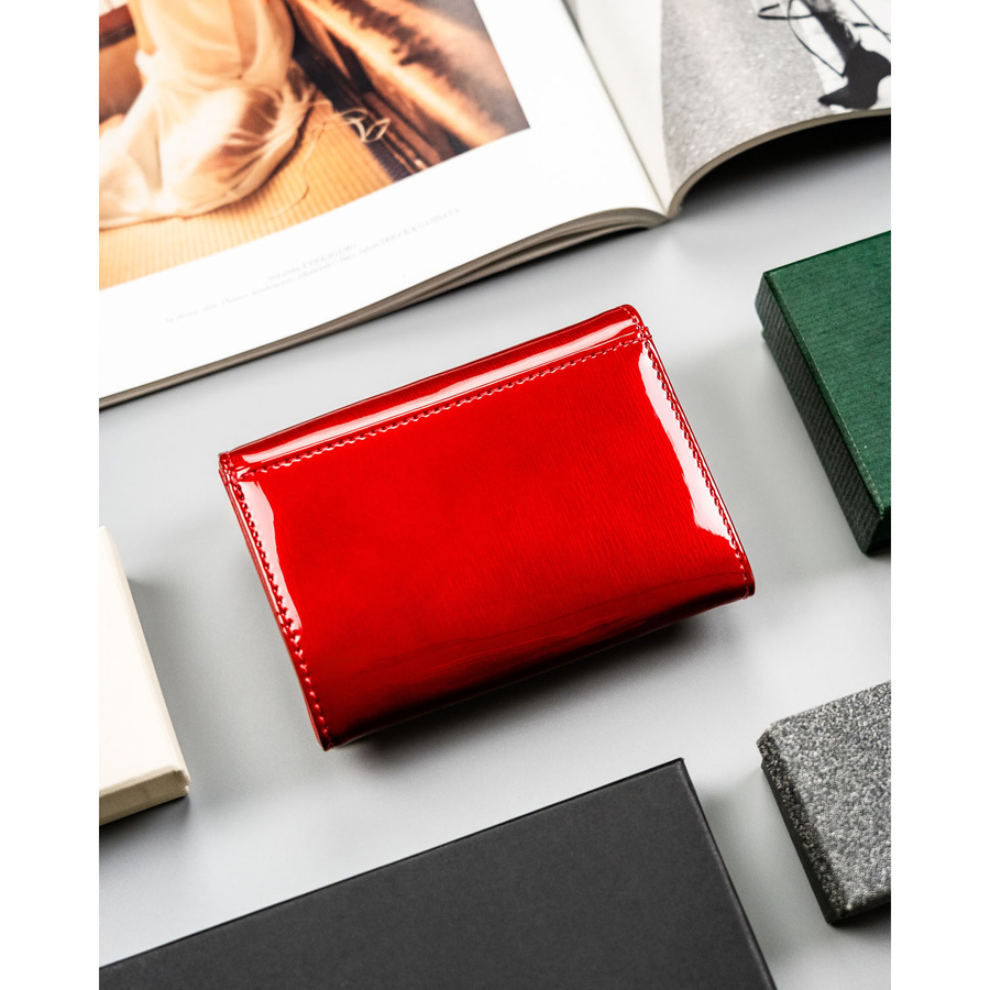 Skórzany lakierowany portfel damski na zatrzask w czerwonym kolorze - Peterson