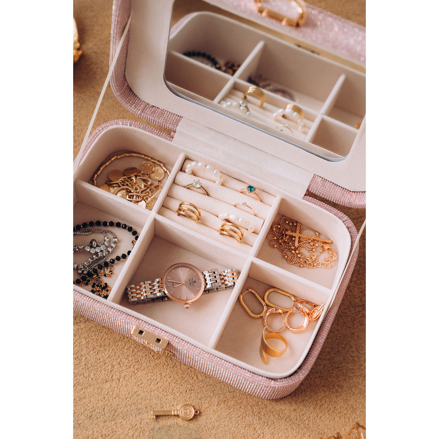 Pojemna, elegancka szkatułka w różowym kolorze zamykana kluczykiem - Peterson