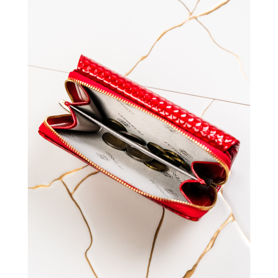 Czerwony, poziomy portfel damski ze skóry ekologicznej zamykany suwakiem i zatrzaskiem - Peterson