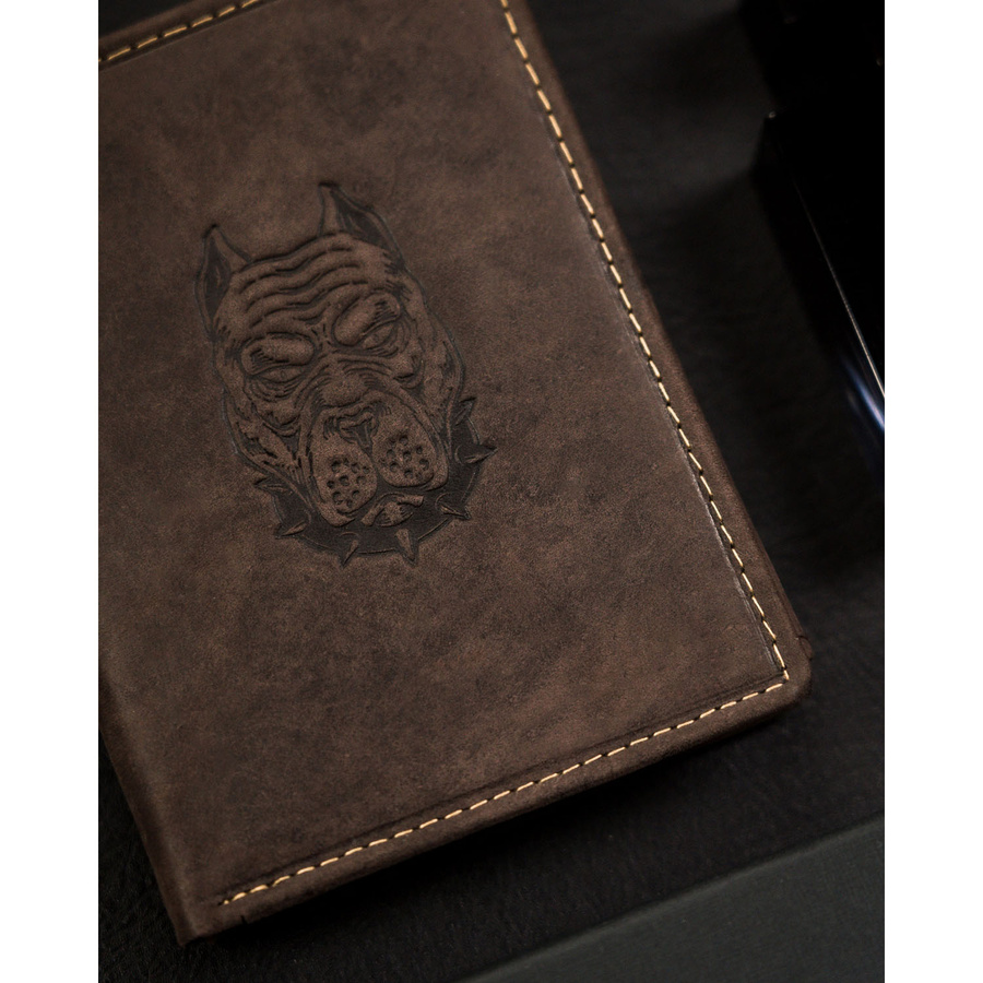 Portfel męski ze skóry naturalnej w brązowym kolorze z tłoczeniem w kształcie głowy psa