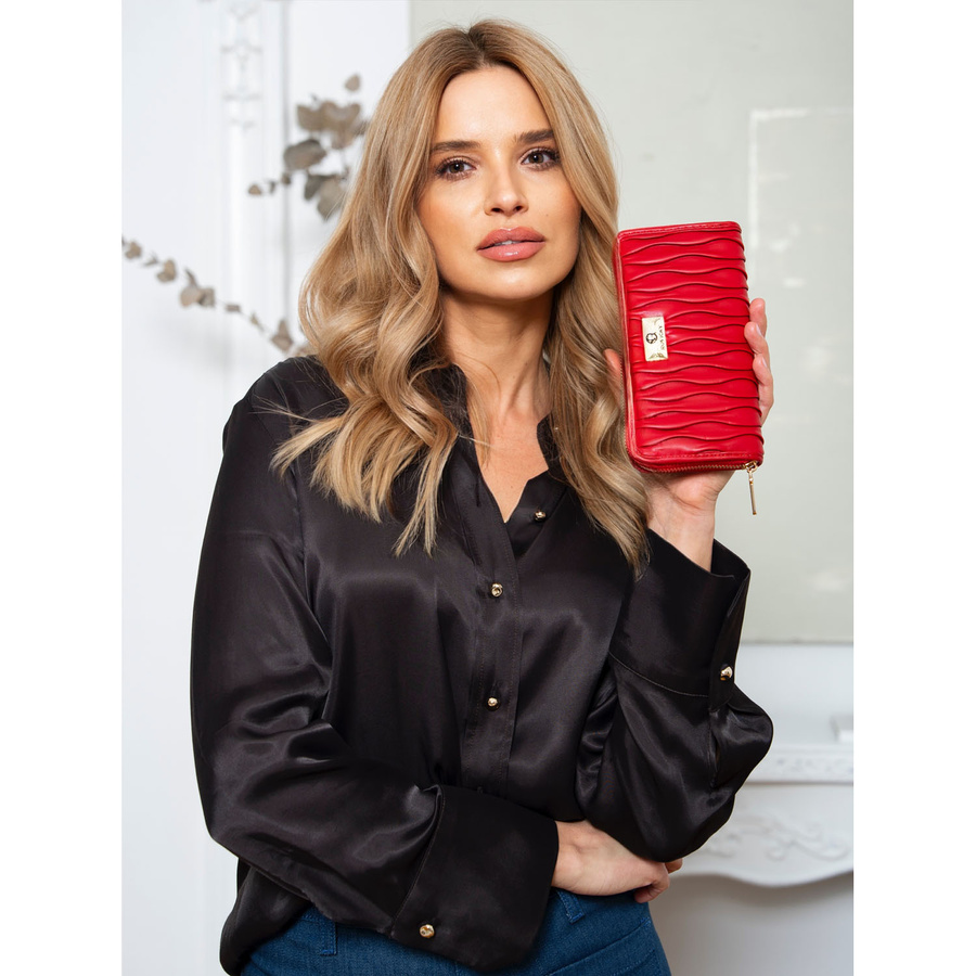 Czerwony portfel damski o marszczonej powierzchni zamykany na suwak - Rovicky