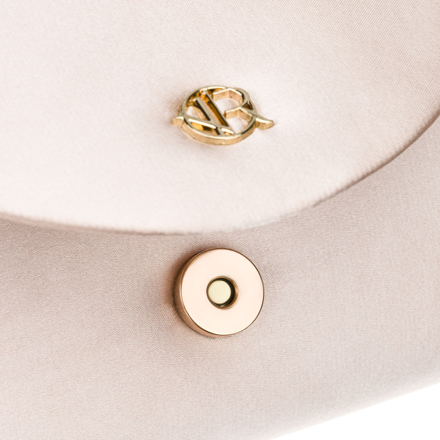 Elegancka kopertówka damska w beżowym kolorze wykonana z tkaniny syntetycznej i zawieszona na łańcuszku - Rovicky