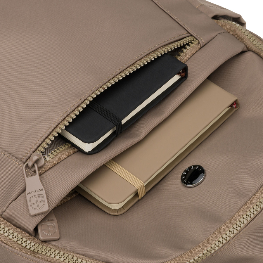 Beżowy plecak damski wykonany z poliestru, zawieszony na regulowanych szelkach - Peterson