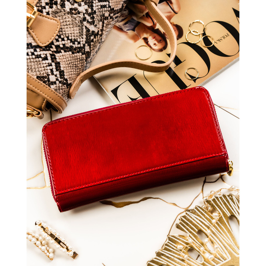 Czerwony portfel-piórnik damski z lakierowanej skóry naturalnej wyposażony w system RFID - Rovicky