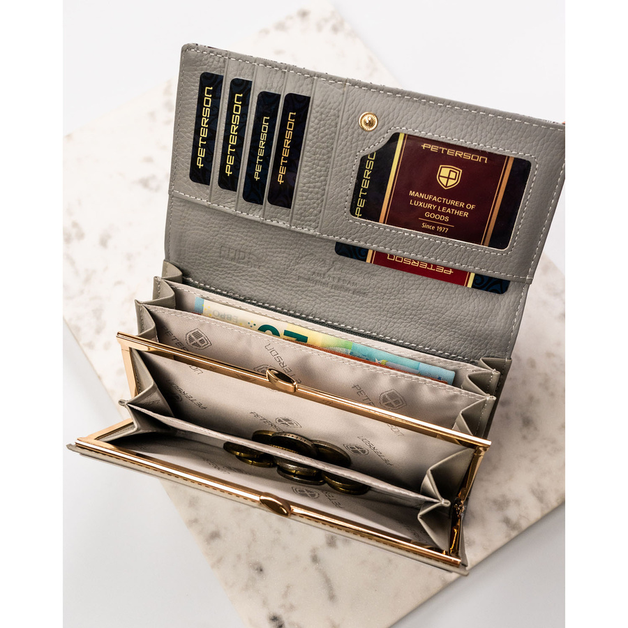 Duży, poziomy portfel damski na zatrzask, wykonany z lakierowanej skóry naturalnej w kwiatowy wzór - Peterson