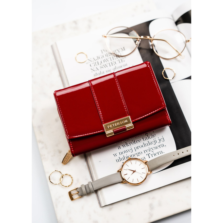Bordowy, poziomy portfel damski wykonany z lakierowanej skóry ekologicznej - Peterson
