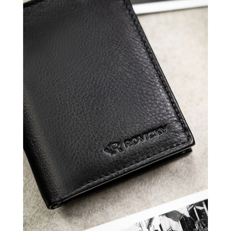 Cienki, pionowy portfel męski ze skóry naturalnej w czarnym kolorze - Rovicky