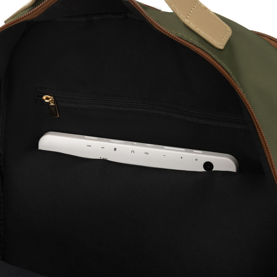 Zielony plecak damski zawieszony na regulowanych szelkach i zamykany suwakiem - Peterson