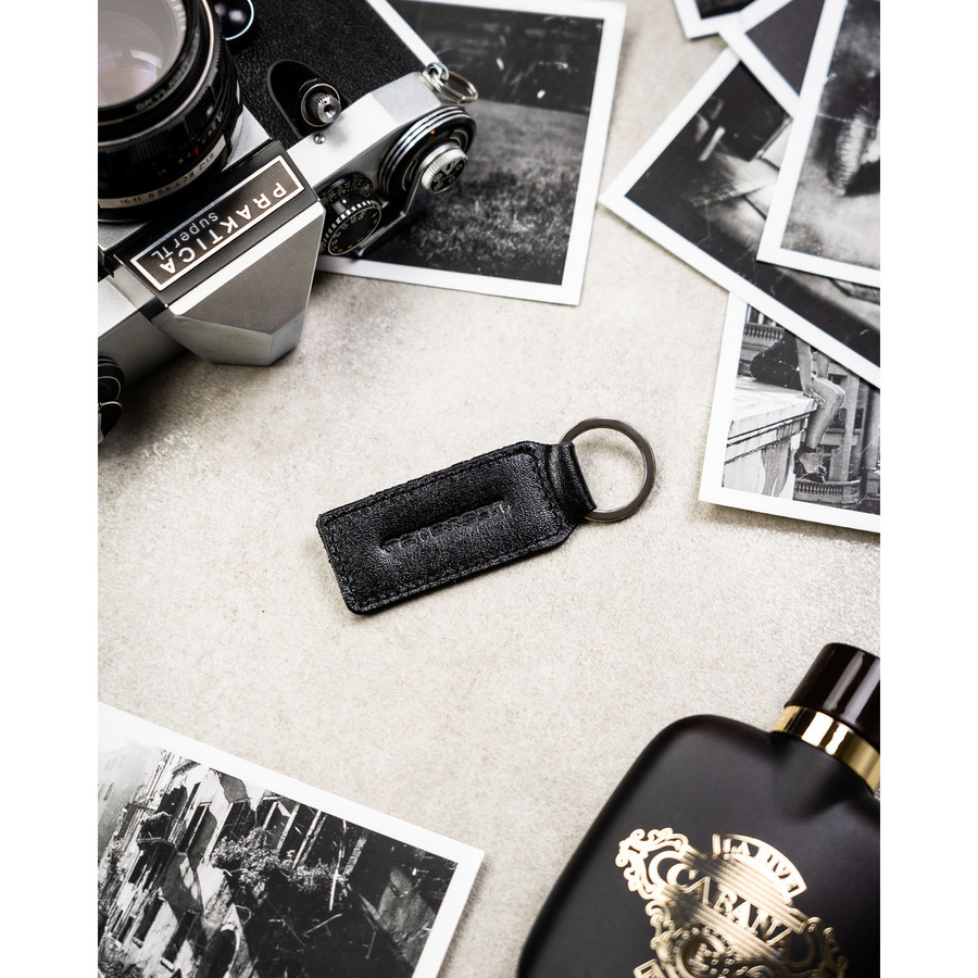 Elegancki portfel męski ze skóry naturalnej w czarnym kolorze w zestawie z brelokiem - Peterson