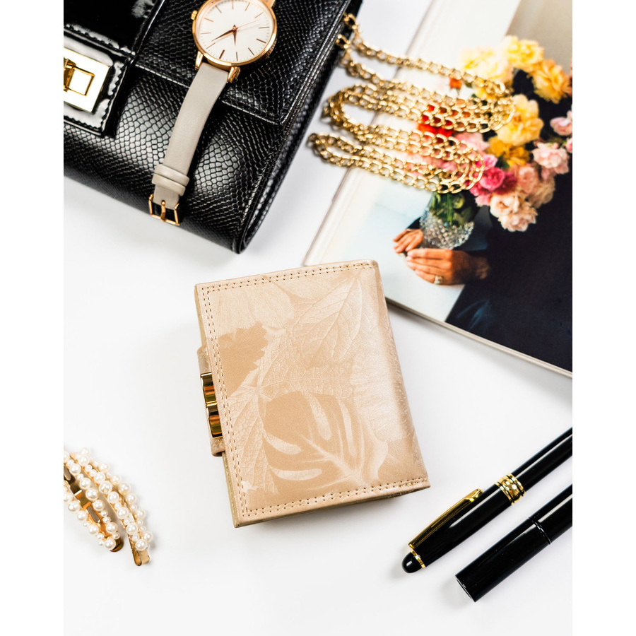 Mały, beżowy portfel damski zamykany na bigiel i zatrzask, pokryty roślinnym wzorem - Peterson