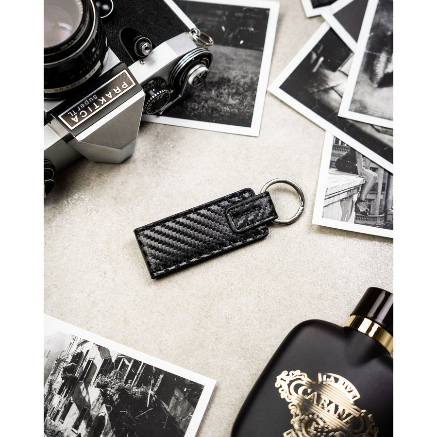 Pionowy portfel męski ze skóry naturalnej w czarnym kolorze wyposażony w system RFID, w zestawie z brelokiem - Peterson