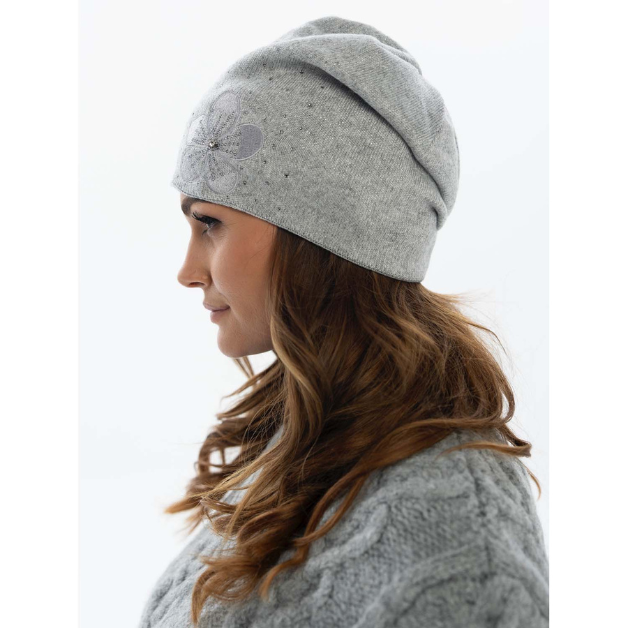Szara czapka z haftem kwiatowym i kryształkami - Peterson