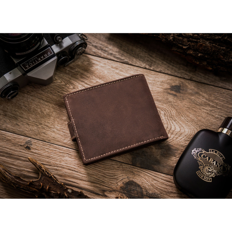 Klasyczny, skórzany portfel męski w ciemnobrązowym kolorze zamykany na zatrzask