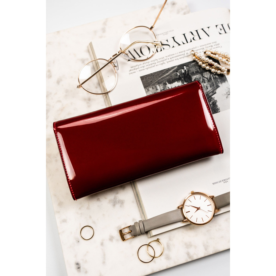 Portfel damski ze skóry naturalnej w czerwonym kolorze zamykany na zatrzask - Peterson