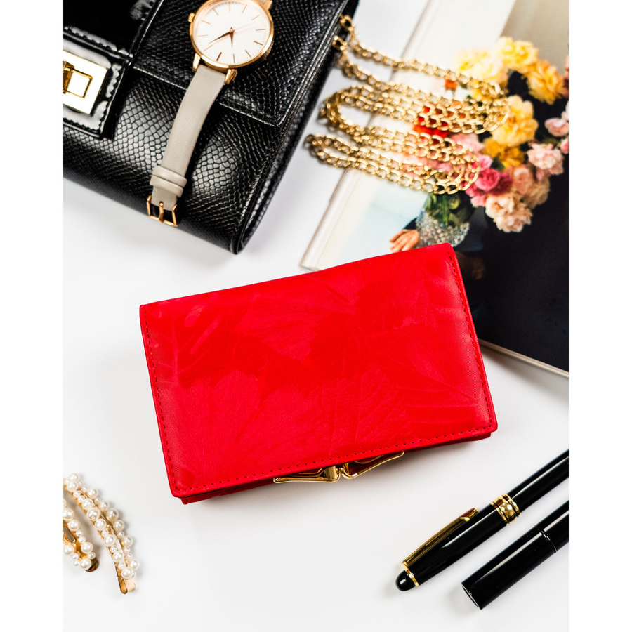 Poziomy, czerwony portfel damski ze skóry naturalnej i ekologicznej w roślinny wzór - Peterson