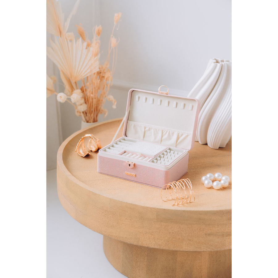 Elegancka szkatułka w różowym kolorze zamykana na zatrzask i kluczykiem - Peterson