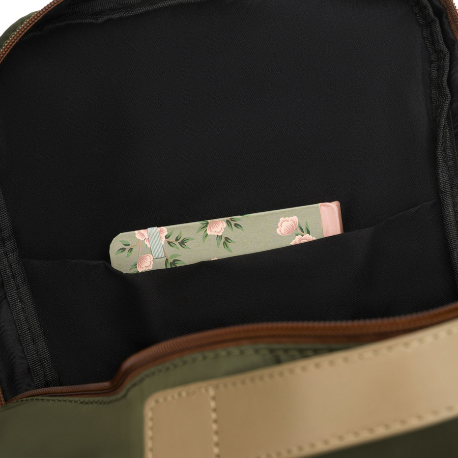 Zielony plecak damski zawieszony na regulowanych szelkach i zamykany suwakiem - Peterson